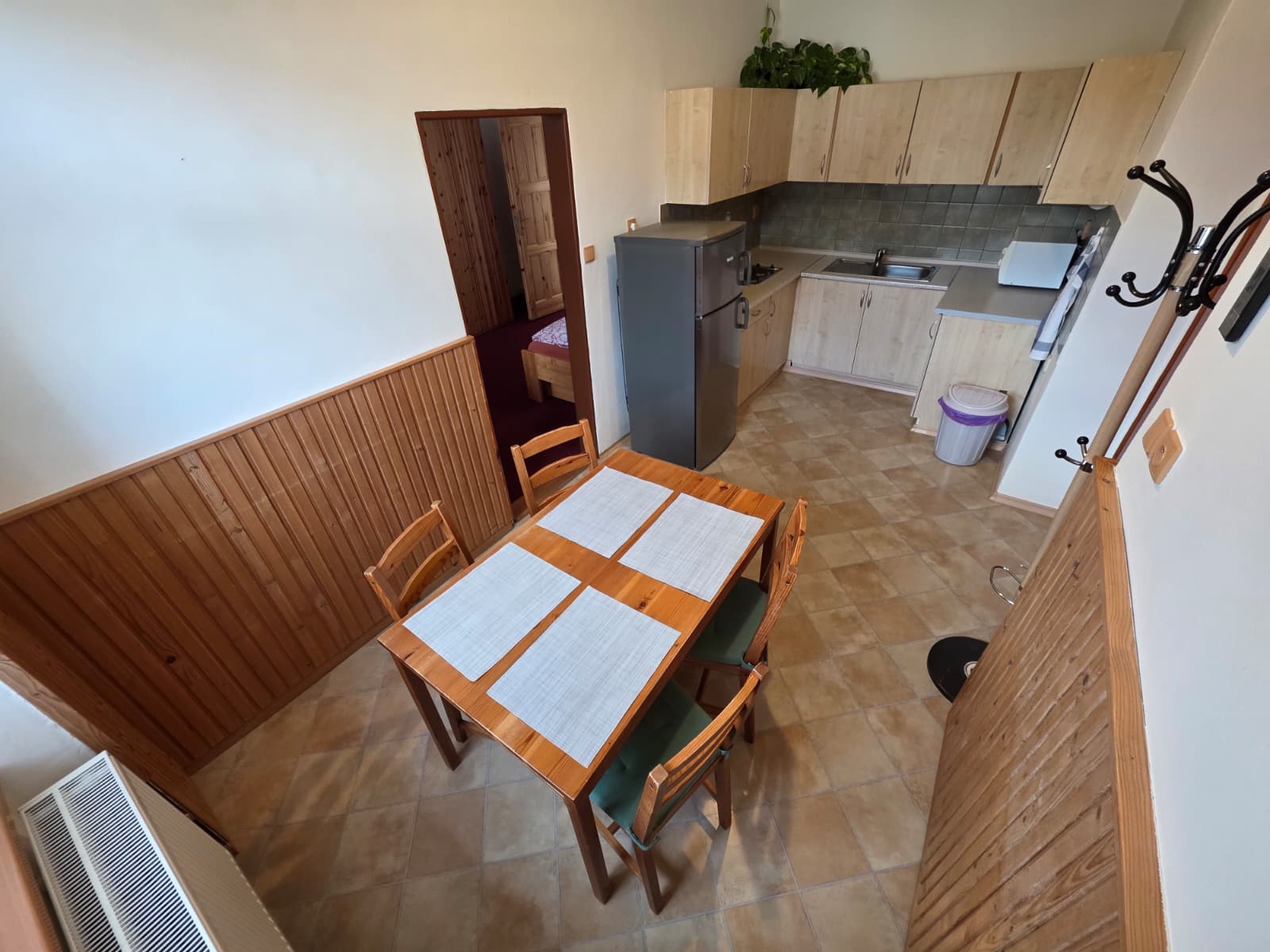 Kuchyňka a jídelní kout třílůžkového apartmánu